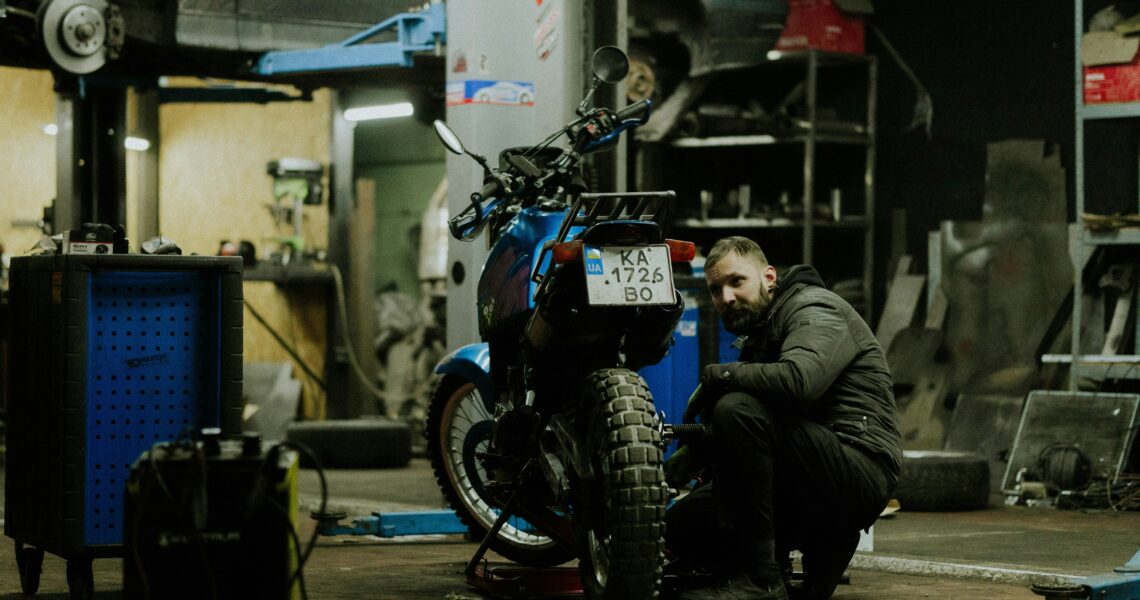 Installation of the MoonGPSTracker: GPS device placed inside the vehicle, with cables connected to the battery and the QR code facing upwards for optimal signal reception.